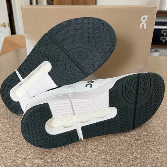 NIB On Cloud The Roger Clubhouse Sneakers Shoes Evergreen / White Women’s US 9.5 - Picture 6 of 7